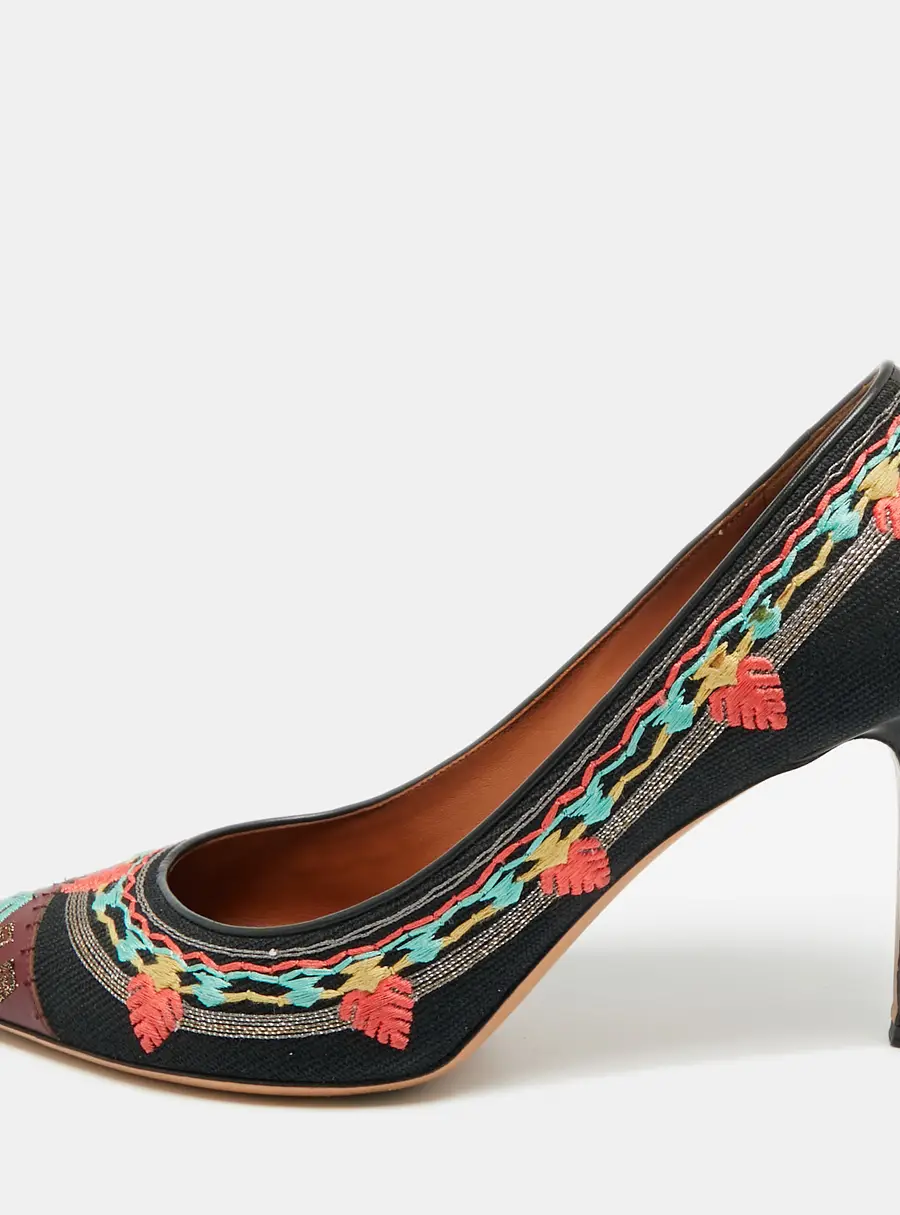 Valentino Size 40 Black Canvas and Leather Kilim Embroidered Pumps