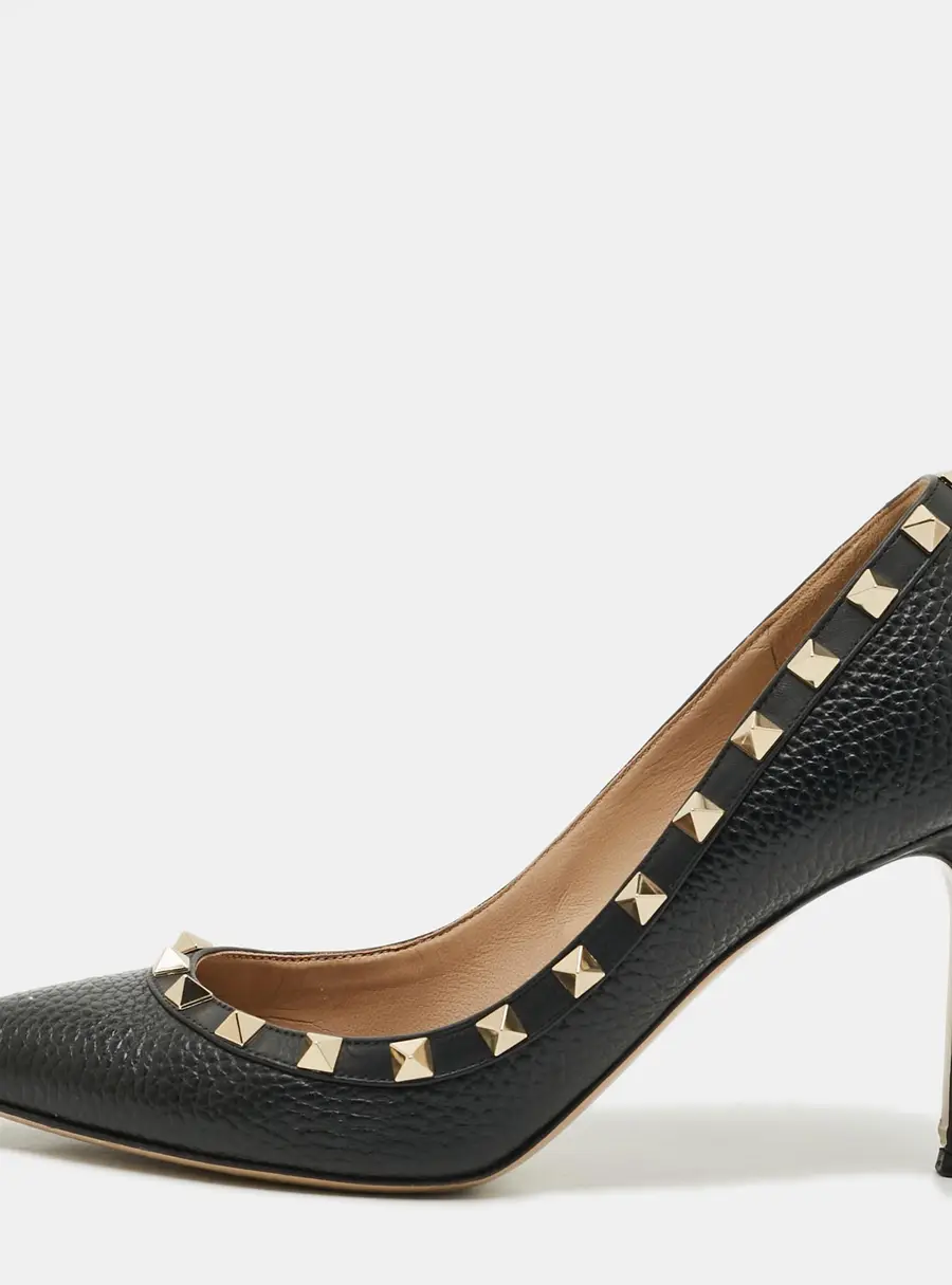Valentino Rockstud Size 38 Black Grained Leather Pointed Toe Pumps