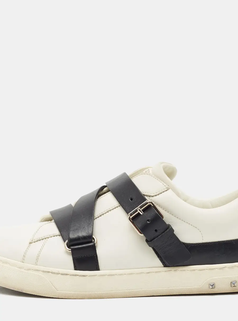 Valentino Rockstud Size 39 White/Black Leather Buckle Strap Low Top Sneakers